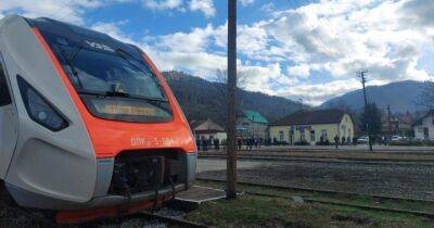Из Карпат в Румынию прошел первый пассажирский поезд по восстановленной железной дороге