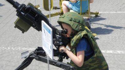 В российские школы со следующего года вернут начальную военную подготовку