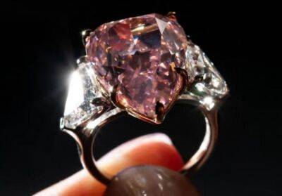 В Женеве продали за $28,5 миллиона редчайший розовый бриллиант Fortune (фото)