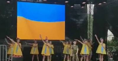 Правда ли, что на видео украинские дети исполняют со сцены гимн люфтваффе?