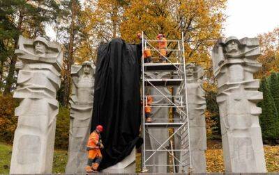 В Вильнюсе начали демонтаж скульптур советских воинов