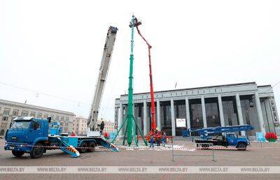На Октябрьской площади Минска монтируют главную новогоднюю елку