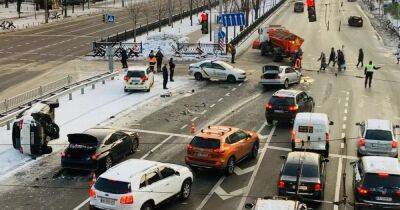 Первый день зимы: в центре Киева большое ДТП с пятью автомобилями (видео)