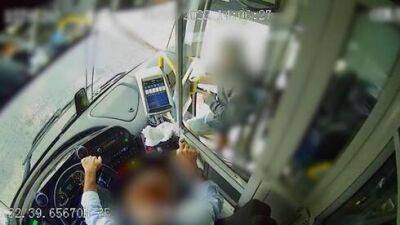 Угрожал жизням пассажиров: мужчина избил водителя автобуса в Йокнеаме