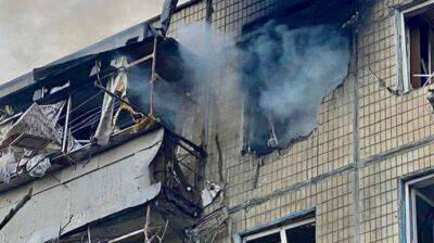 Россияне ударили по Никополю: повреждены многоэтажки, есть раненый