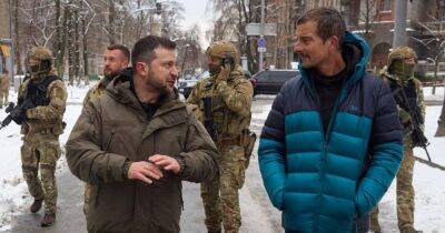 Беар Гриллс покажет выпуск о выживании в Украине: в Киеве он встретился с Зеленским (фото)