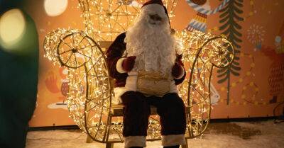 Рождественская тропа света, тумбы в шапочках и новые украшения: Рига продолжает наряжаться к праздникам