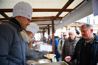 В Сочельник в центре Праги всех желающих бесплатно угостят рыбным супом