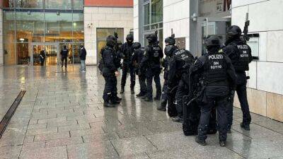 У Німеччині озброєний чоловік захопив заручників у торговому центрі