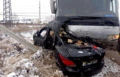 В Твери на Дорошихе легковушка заехала под автобус — водитель погиб