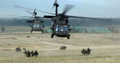 Из-за непогоды в Латвию не удалось доставить вертолеты Black Hawk