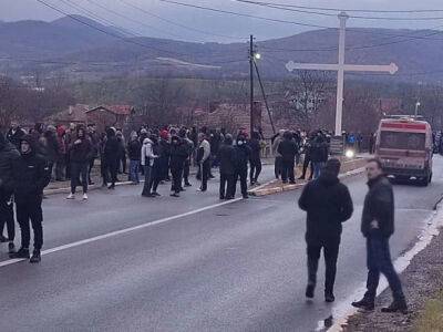 В Косово опять неспокойно: сербы начали возводить баррикады на дороге Приштина – Лепосавич