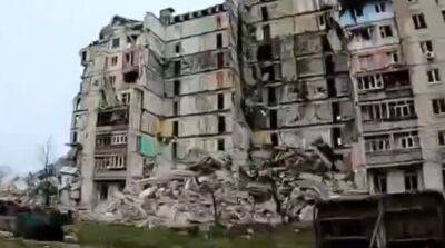 У мережі показали, як виглядає одна зі зруйнованих багатоповерхівок у Попасній (відео)
