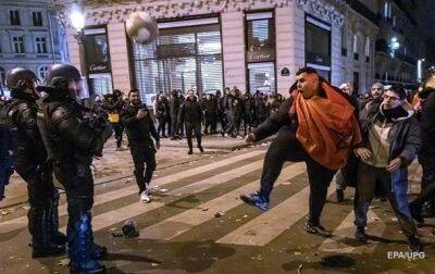 В Париже футбольные фанаты столкнулись с полицией