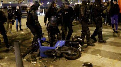 В Париже футбольные болельщики устроили стычки с полицией