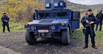 В Косово новая эскалация: сербы строят баррикады, границы перекрыты, раздаются выстрелы и взрывы (ВИДЕО)