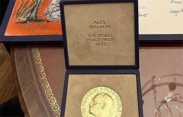 Как выглядит Нобелевская медаль Алеся Беляцкого