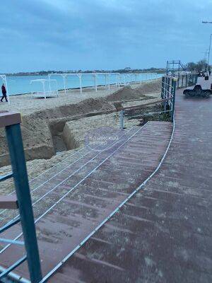 Обкопують або облагороджують: на пляжах Криму з'явилися глибокі траншеї вздовж берега. Відео