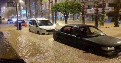 Затопило дома и рухнули мосты: в турецкой Анталье проливные дожди вызвали наводнение (видео)