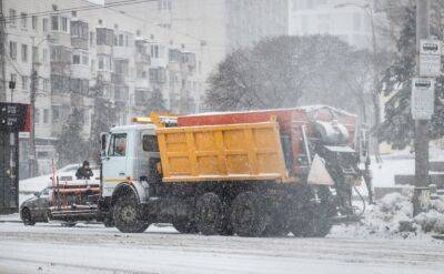 Киев накрыла серьезная непогода: снегопад парализовал дороги, много ДТП, серьезные последствия. Видео