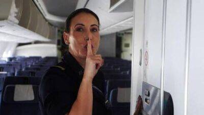 Израильская стюардесса стала звездой Тиктока с рассказами о секретах своей работы