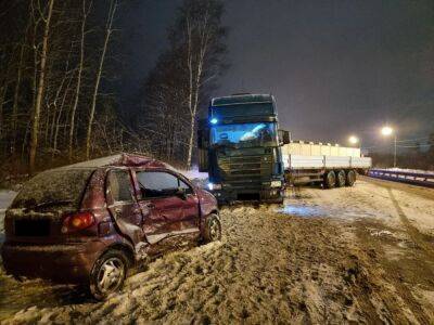 Два человека пострадали в столкнувшемся с грузовиком «Матизе» на М10 под Тверью - afanasy.biz - Россия - Тверь - Тверская обл.