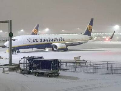 Снегопад в Великобритании спровоцировал отмену или задержки десятков авиарейсов