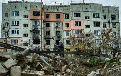 Росіяни обстріляли житловий район Херсона: є загибла та поранені