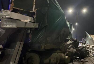 В столкновении двух грузовиков на М10 в Тверской области пострадал дальнобойщик