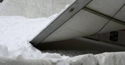 Под тяжестью снега обрушилась крыша катка Даугавпилсского Олимпийского центра