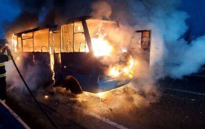 На трасі Київ-Чоп рейсовий автобус згорів вщент: що відомо про пасажирів