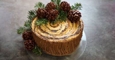 Торт "Пенек с шишками": рецепт яркого новогоднего десерта (видео)