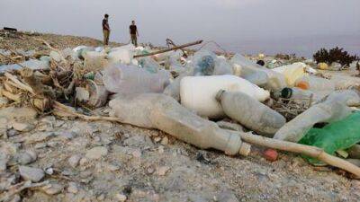 Ученые шокированы: Мертвое море исчезает под грудами пластика