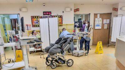Наплыв больных в детских отделениях: часами ждут врача и лежат в коридорах