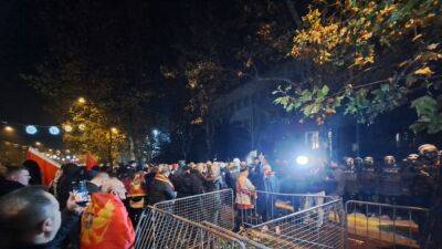 В Черногории массовые протесты, полиция применяет слезоточивый газ