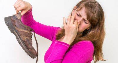 Три неожиданных способа избавиться от неприятного запаха из обуви