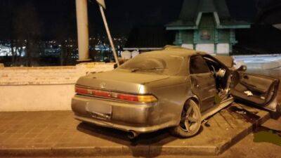 Во Владивостоке «Тойота» врезалась в опорную стену, пострадали четверо