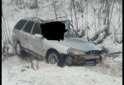 Водитель легковушки погиб в столкновении с КамАЗом и трактором на дороге в Тверской области