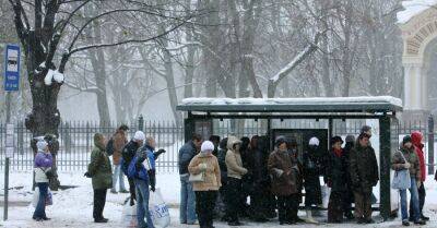 В Риге автобусы и троллейбусы могут опаздывать на 35 минут, снег убирают 99 единиц техники