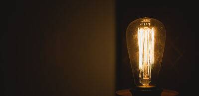Відключення світла в Україні 13 грудня: за якими графіками вимикатимуть електрику в областях