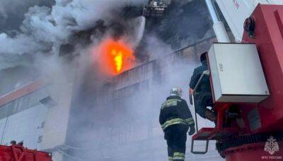 У російському Петербурзі спалахнула пожежа на території заводу "Звезда"