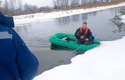 В Вышнем Волочке спасатели достали из реки провалившуюся под лед собаку