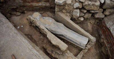 Два древних захоронения под Собором Парижской Богоматери: ученые выяснили, чьи это могилы (фото)