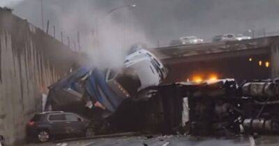Двойное ДТП: грузовик упал с моста прямо на место другой аварии (видео)