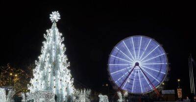 ФОТО. Снежная красавица и белые медведи – к Рождеству и Новому году Даугавпилс превратился в ледяной дворец