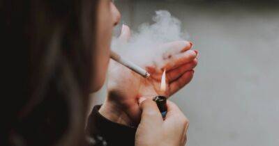 Новая Зеландия со следующего года запретит курение в стране: кого коснется запрет