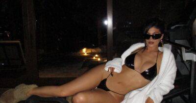 Кайли Дженнер в латексном бикини позировала в бассейне среди снега (фото)