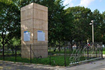 Мерію Філадельфії зобов'язали прибрати короб, що закриває статую Колумба