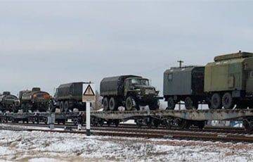 Из Витебска к украинской границе прибыл эшелон с военной техникой