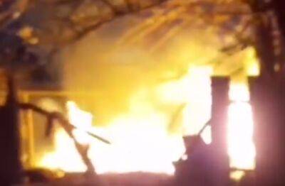 Обстріли Херсона: після атаки окупантів у місті спалахнула пожежа